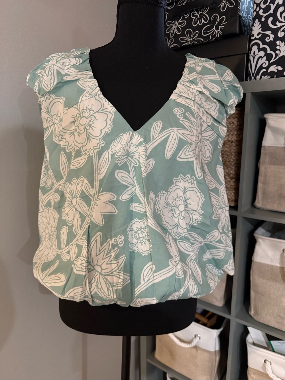 Loft Sleeveless Floral bubble hem V-Neck Top in Mint Green size L
